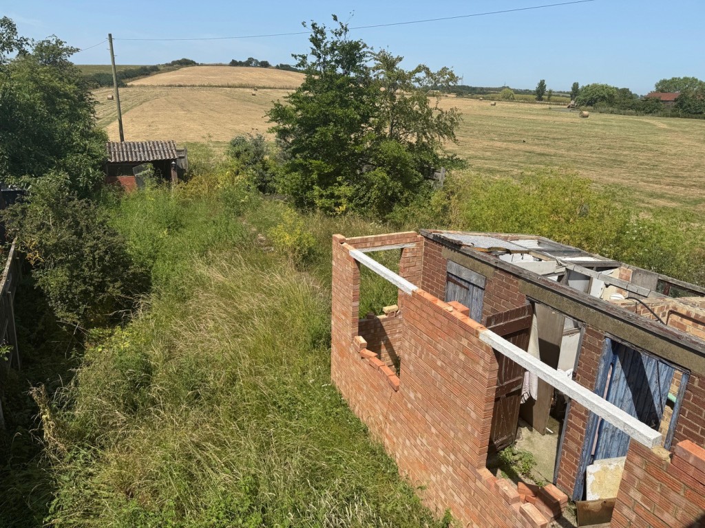 Lot: 152 - THREE-BEDROOM SEMI-DETACHED HOUSE FOR IMPROVEMENT AND REFURBISHMENT - Garden view from first floor rear window